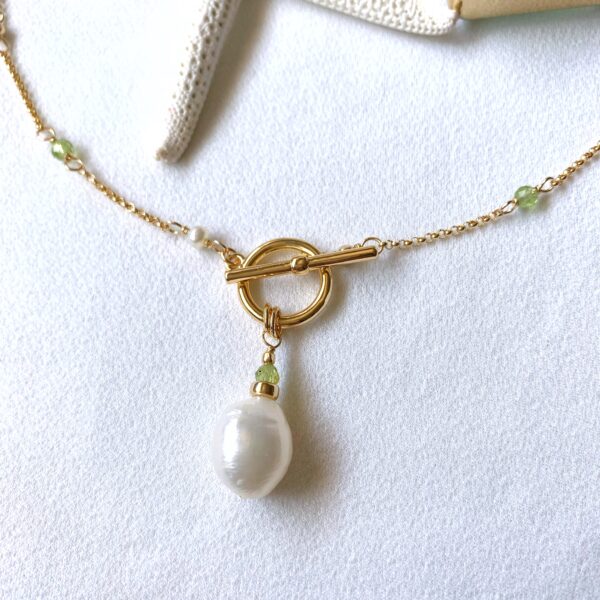 Peridot and baroque white pearl toggle necklace - Image 3