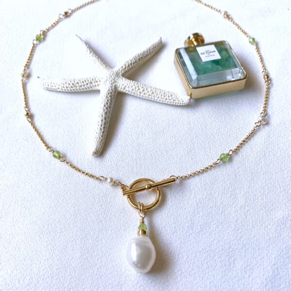 Peridot and baroque white pearl toggle necklace - Image 4