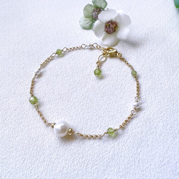 Peridot and baroque pearl bracelet - Image 2