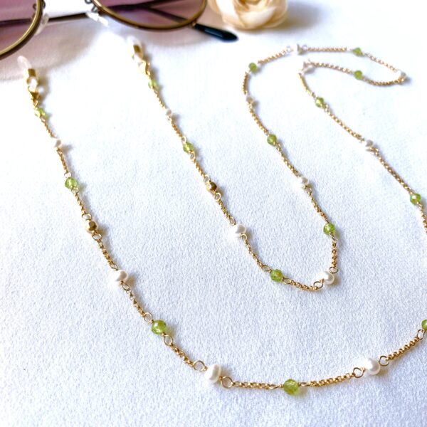 Peridot and white pearl glasses chain - Image 2