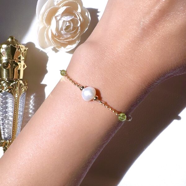 Peridot and baroque pearl bracelet - Image 3