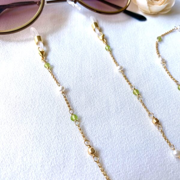 Peridot and white pearl glasses chain - Image 3