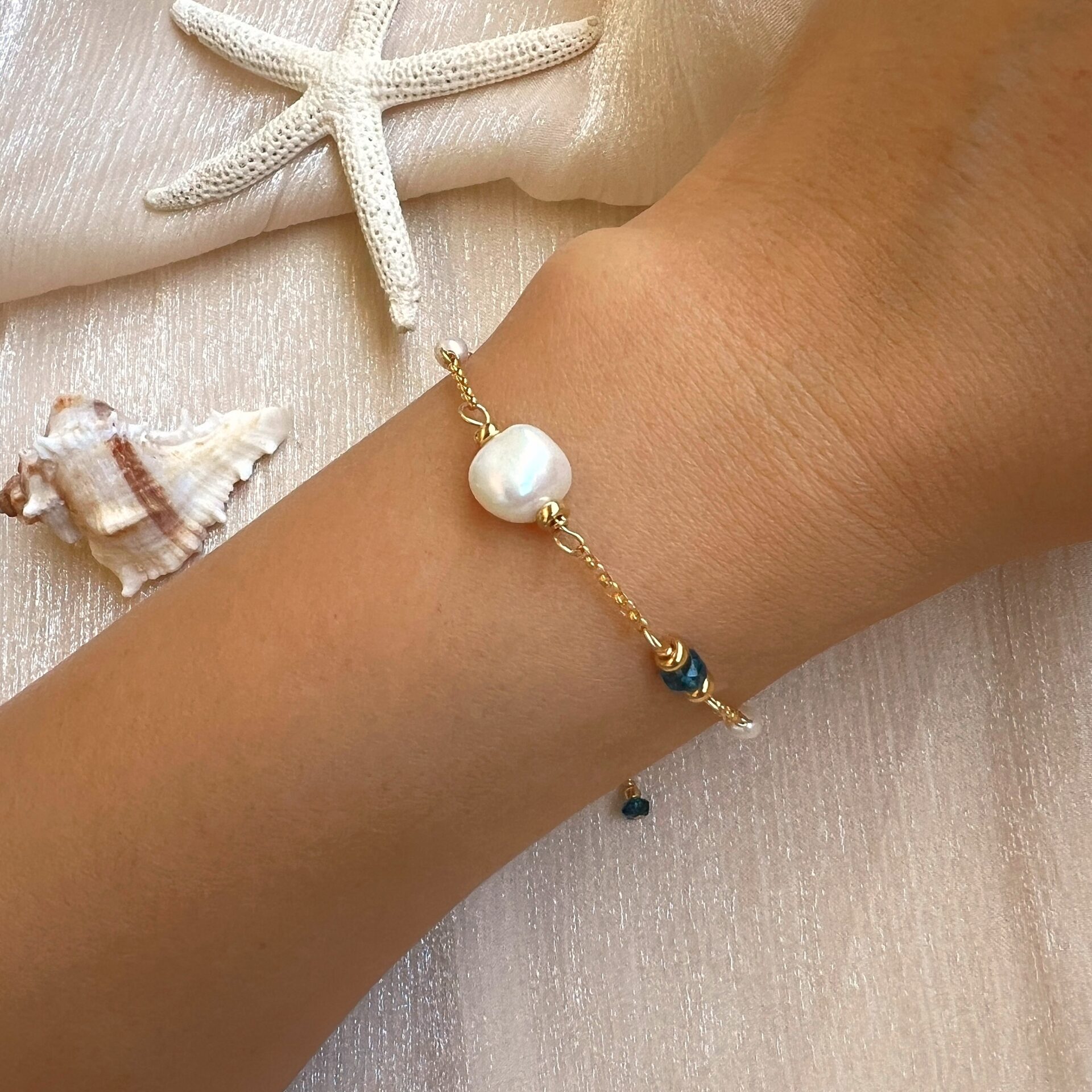 London blue topaz and baroque pearl bracelet - Image 3