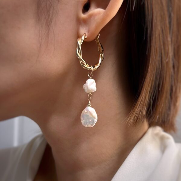 Baroque pearl and twist hoop dangle earrings - Image 4
